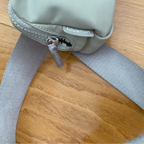lululemon athletica women’s belt Bag - Picture 3 of 8